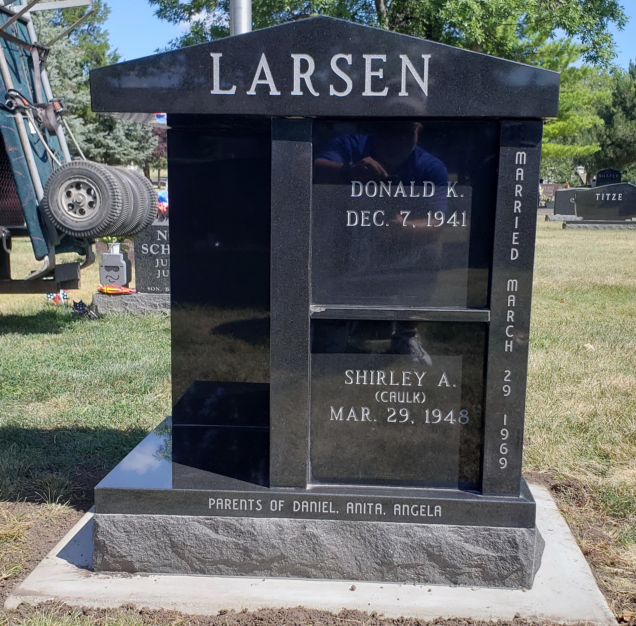 Larsen Cremation Memorial